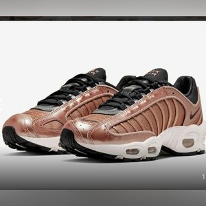 EUC Nike Air Max Tailwind Sneakers